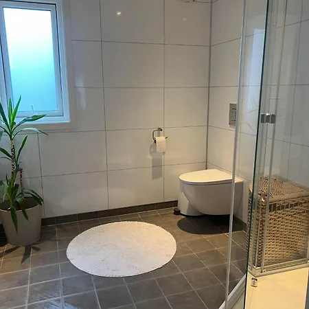 Et Hjem Midt Mellom Og Sogne *